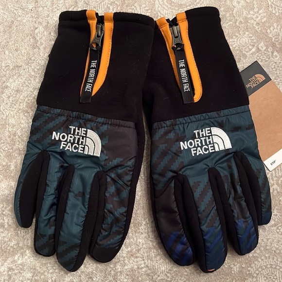 The North Face Other - Brand New The North Face Denali ETip Touchscreen Gloves Zippered Black Plaid
